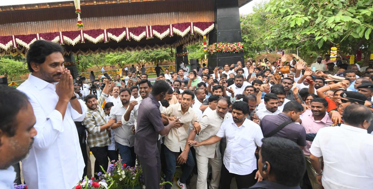 YSR Jayanthi: YS Jagan At Idupulapaya Photo Gallery15