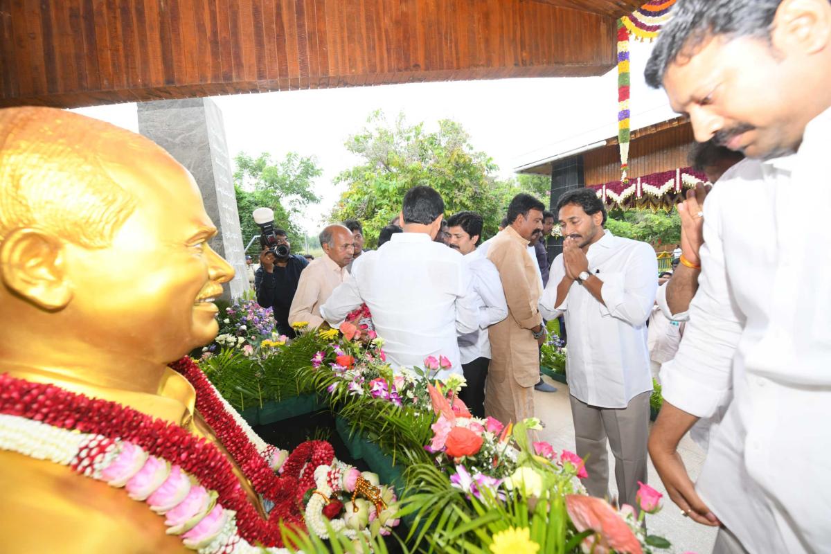 YSR Jayanthi: YS Jagan At Idupulapaya Photo Gallery16