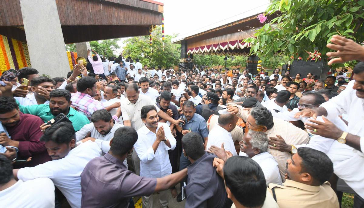 YSR Jayanthi: YS Jagan At Idupulapaya Photo Gallery17