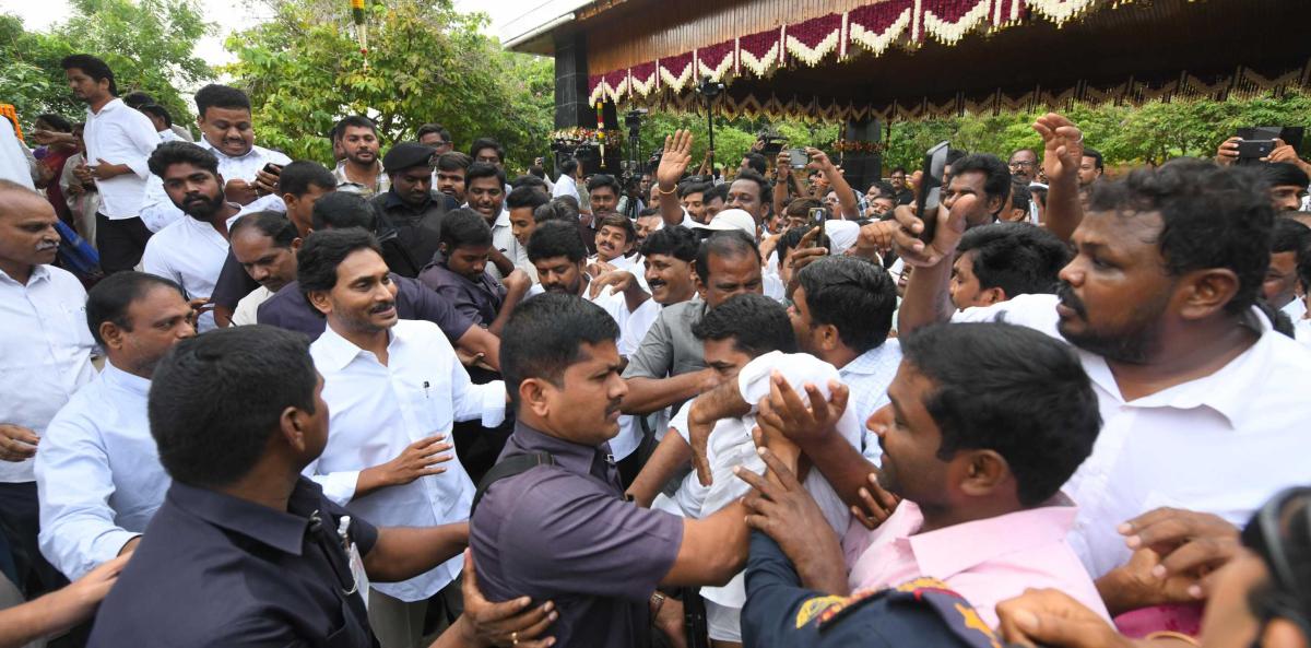 YSR Jayanthi: YS Jagan At Idupulapaya Photo Gallery18