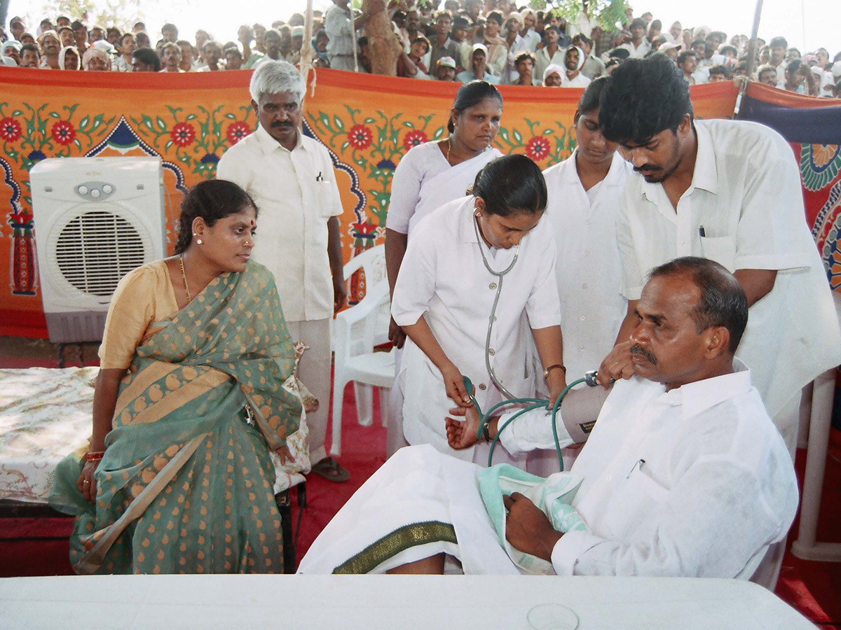 YSR 75th Birth Anniversary and Padayatra Photos62