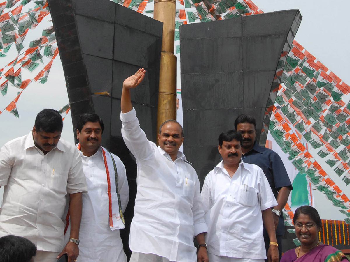 YSR 75th Birth Anniversary and Padayatra Photos66