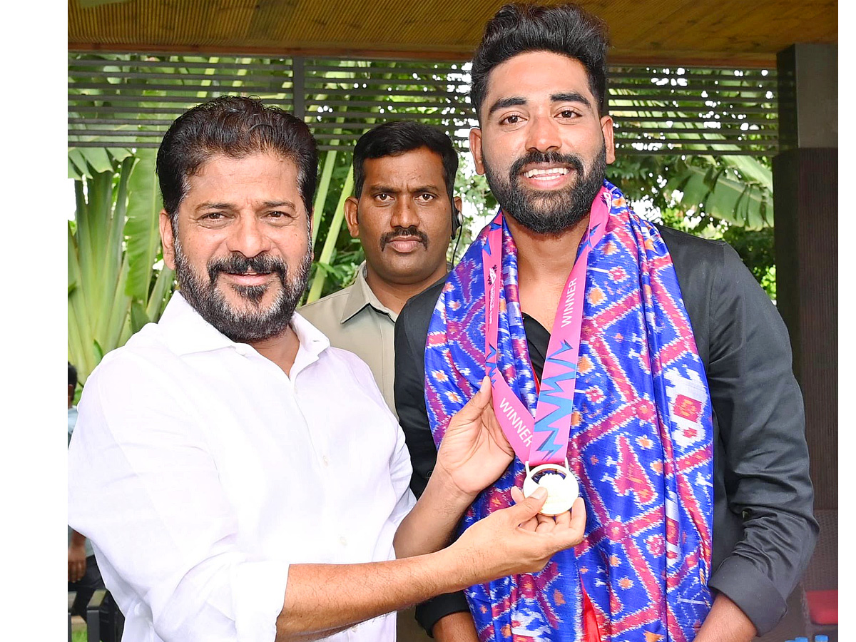 World Cup Winner Mohammed Siraj Meets Telangana CM Revanth Reddy Photos2