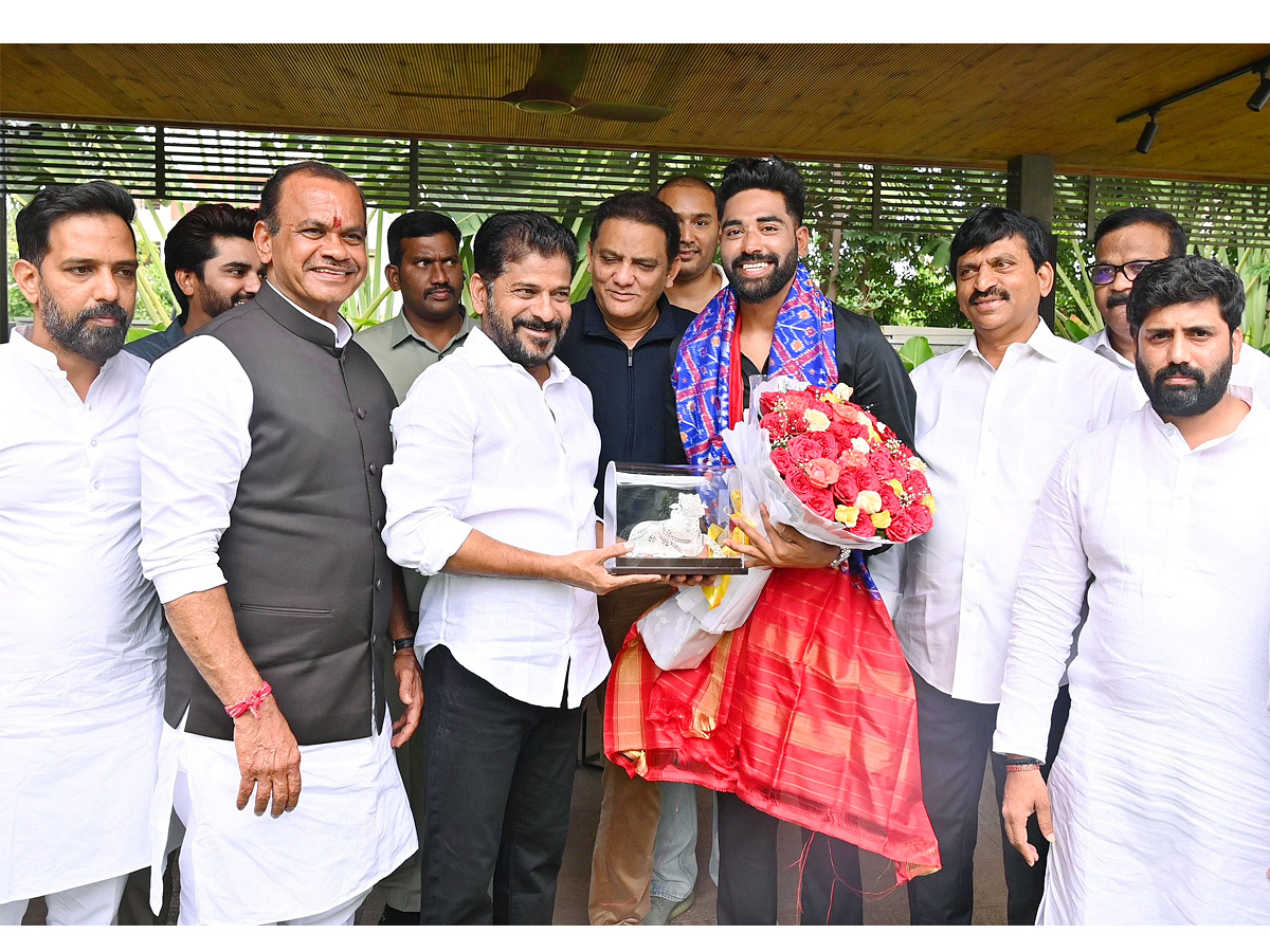 World Cup Winner Mohammed Siraj Meets Telangana CM Revanth Reddy Photos3