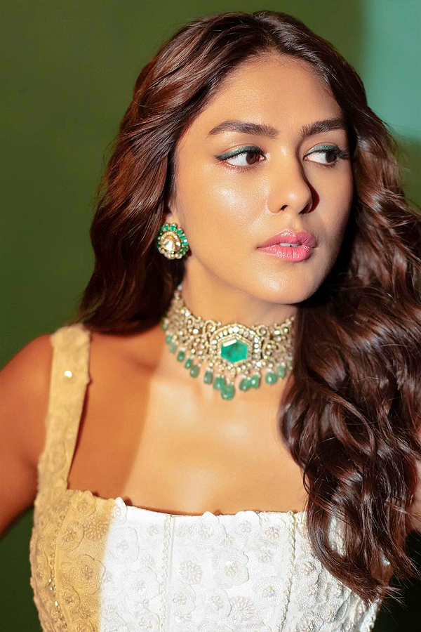 Mrunal Thakur Birthday Special Photos7