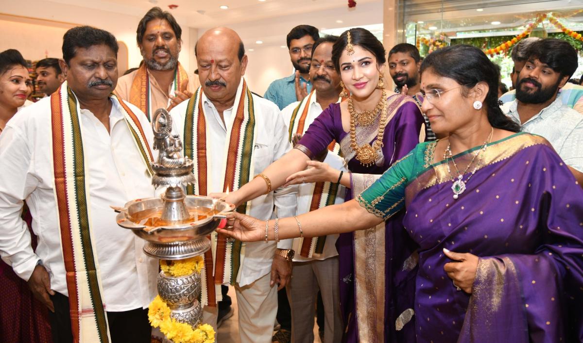 Actress Lavanya Tripathi Inaugurates Kanchipuram Narayana Silks Vastra Showroom at Kukatpally Photos1