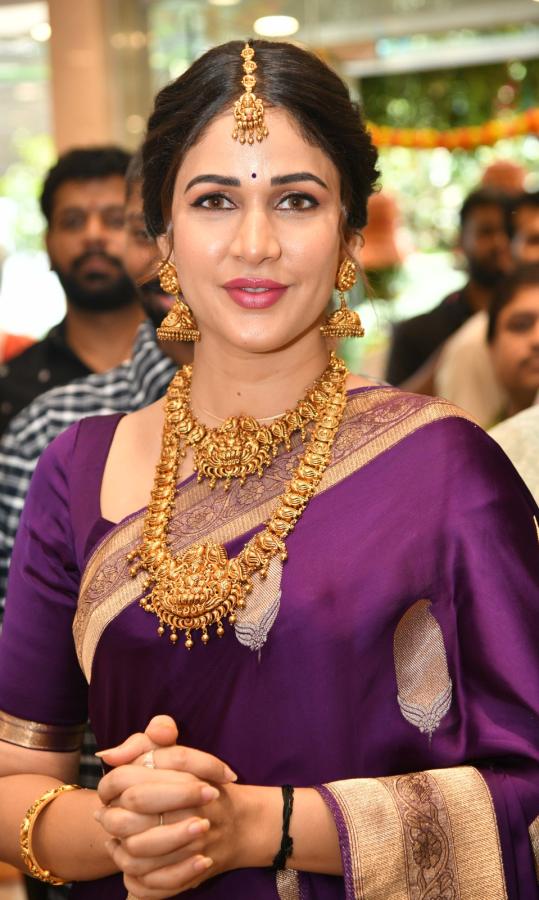 Actress Lavanya Tripathi Inaugurates Kanchipuram Narayana Silks Vastra Showroom at Kukatpally Photos3