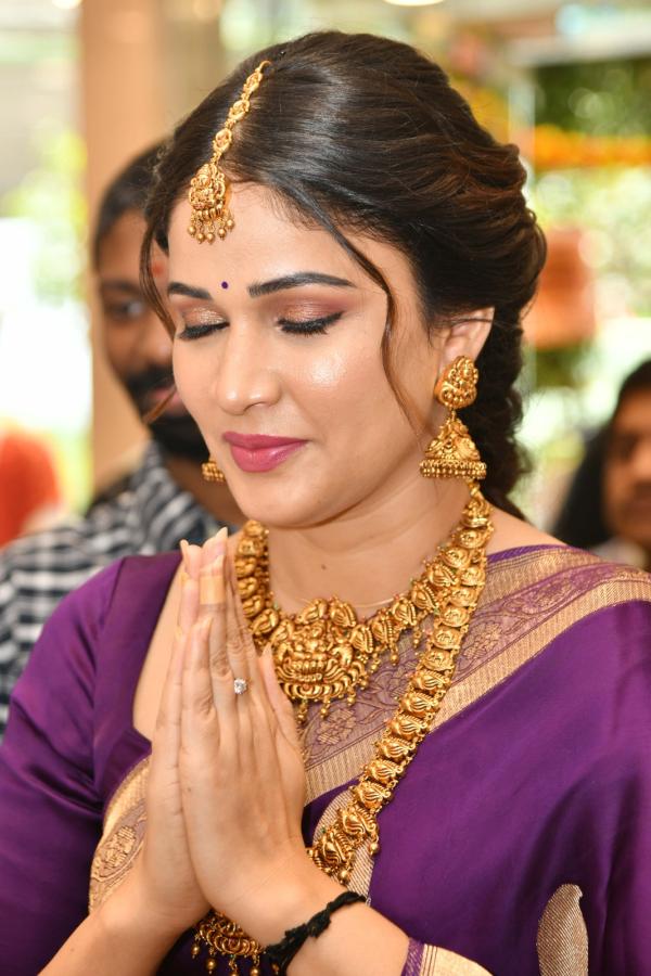 Actress Lavanya Tripathi Inaugurates Kanchipuram Narayana Silks Vastra Showroom at Kukatpally Photos4