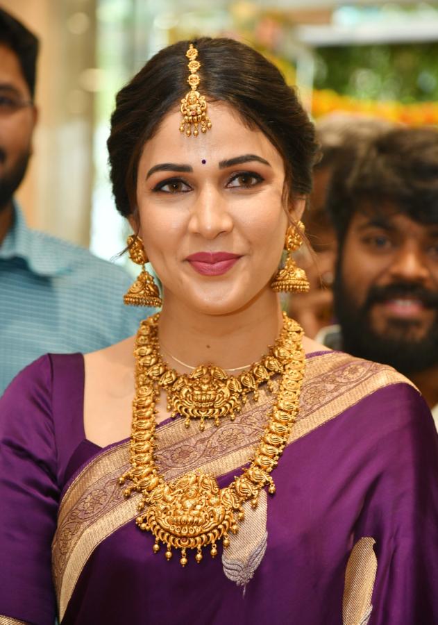 Actress Lavanya Tripathi Inaugurates Kanchipuram Narayana Silks Vastra Showroom at Kukatpally Photos7