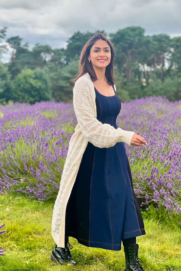 Mrunal Thakur Stunning Photos In Flower Garden Goes Viral15