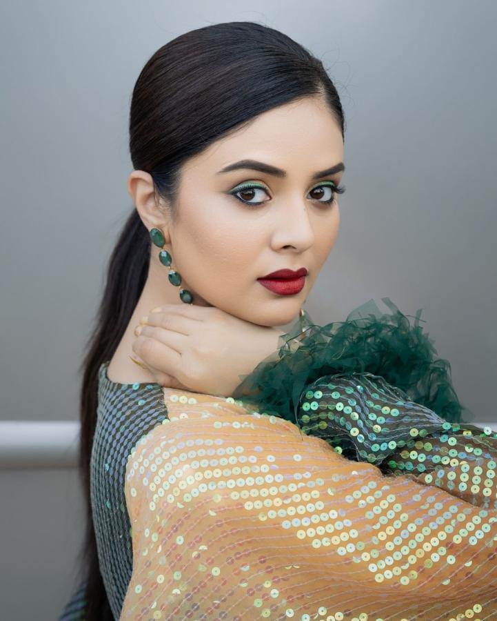 Sreemukhi: చిట్టిగౌనులో యాంకర్ శ్రీముఖి.. ఎలా ఉందో చూశారా? | Anchor ...