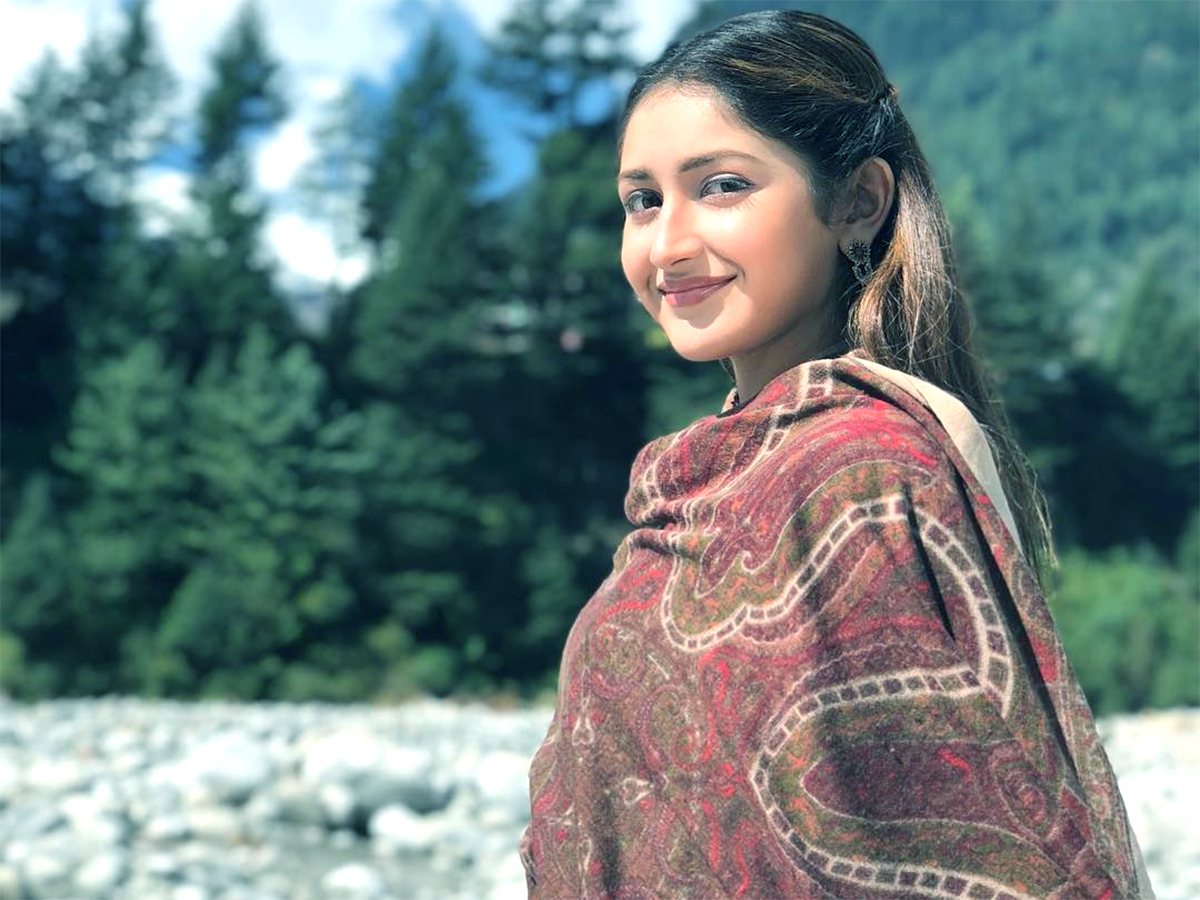 Actress sayyeshaa saigal birthday special photos2