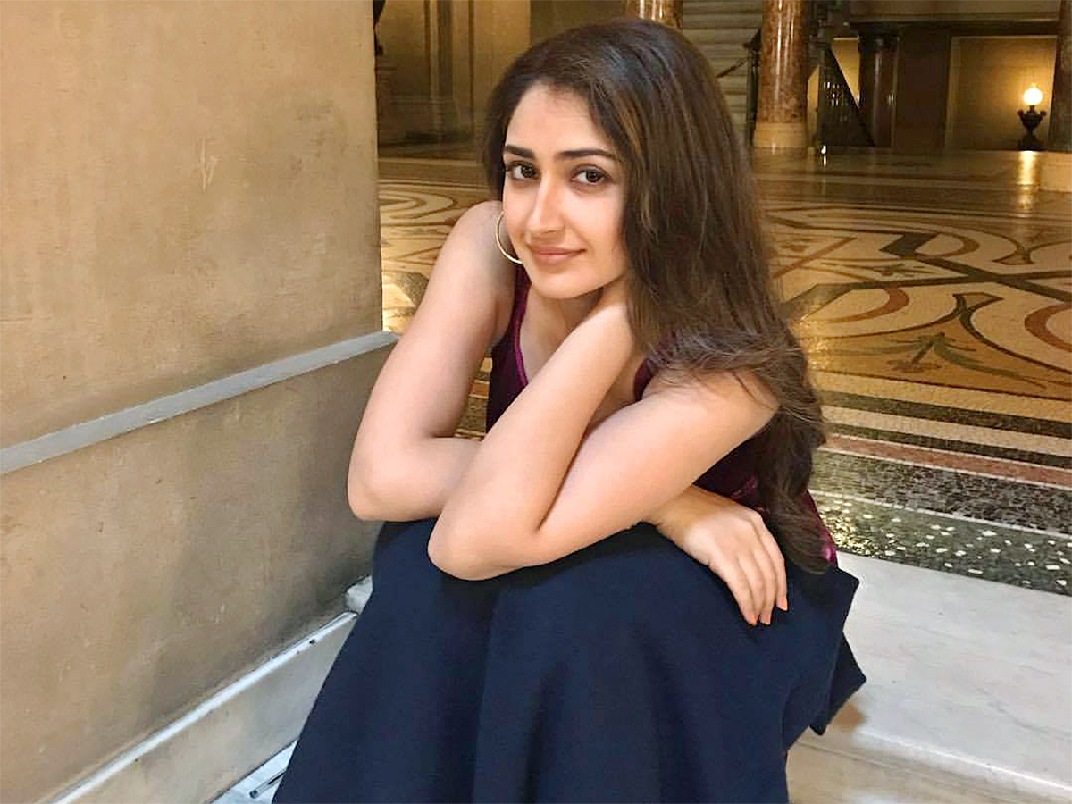 Actress sayyeshaa saigal birthday special photos4