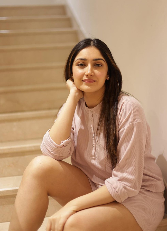 Actress sayyeshaa saigal birthday special photos8