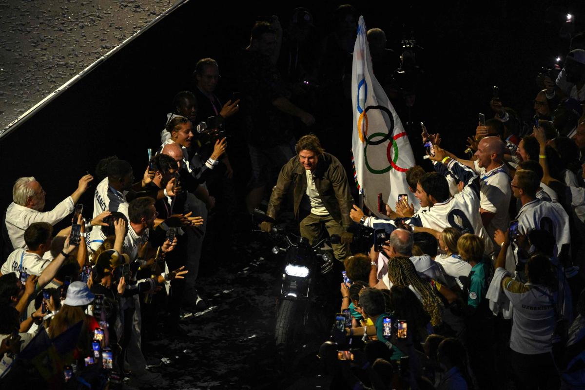 Tom Cruise At Paris Olympics 2024 Closing Ceremony Photos4