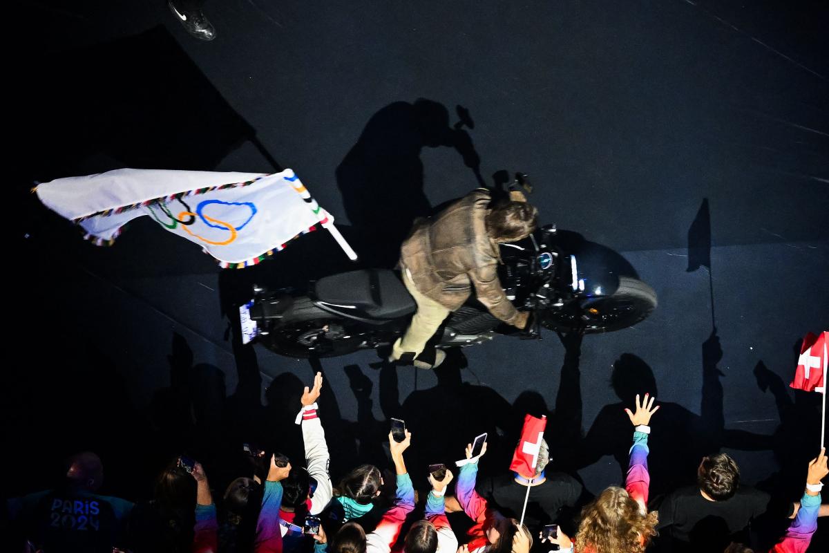 Tom Cruise At Paris Olympics 2024 Closing Ceremony Photos7