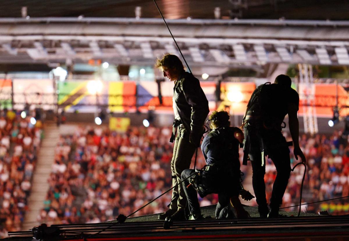 Tom Cruise At Paris Olympics 2024 Closing Ceremony Photos10