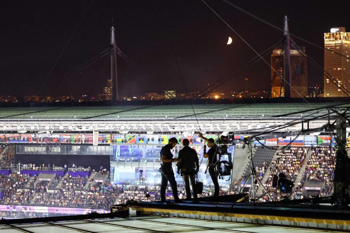 Tom Cruise At Paris Olympics 2024 Closing Ceremony Photos11