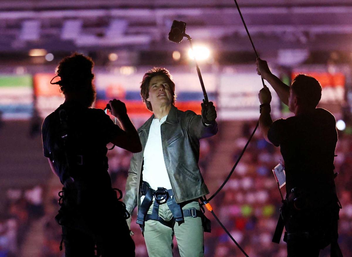 Tom Cruise At Paris Olympics 2024 Closing Ceremony Photos13