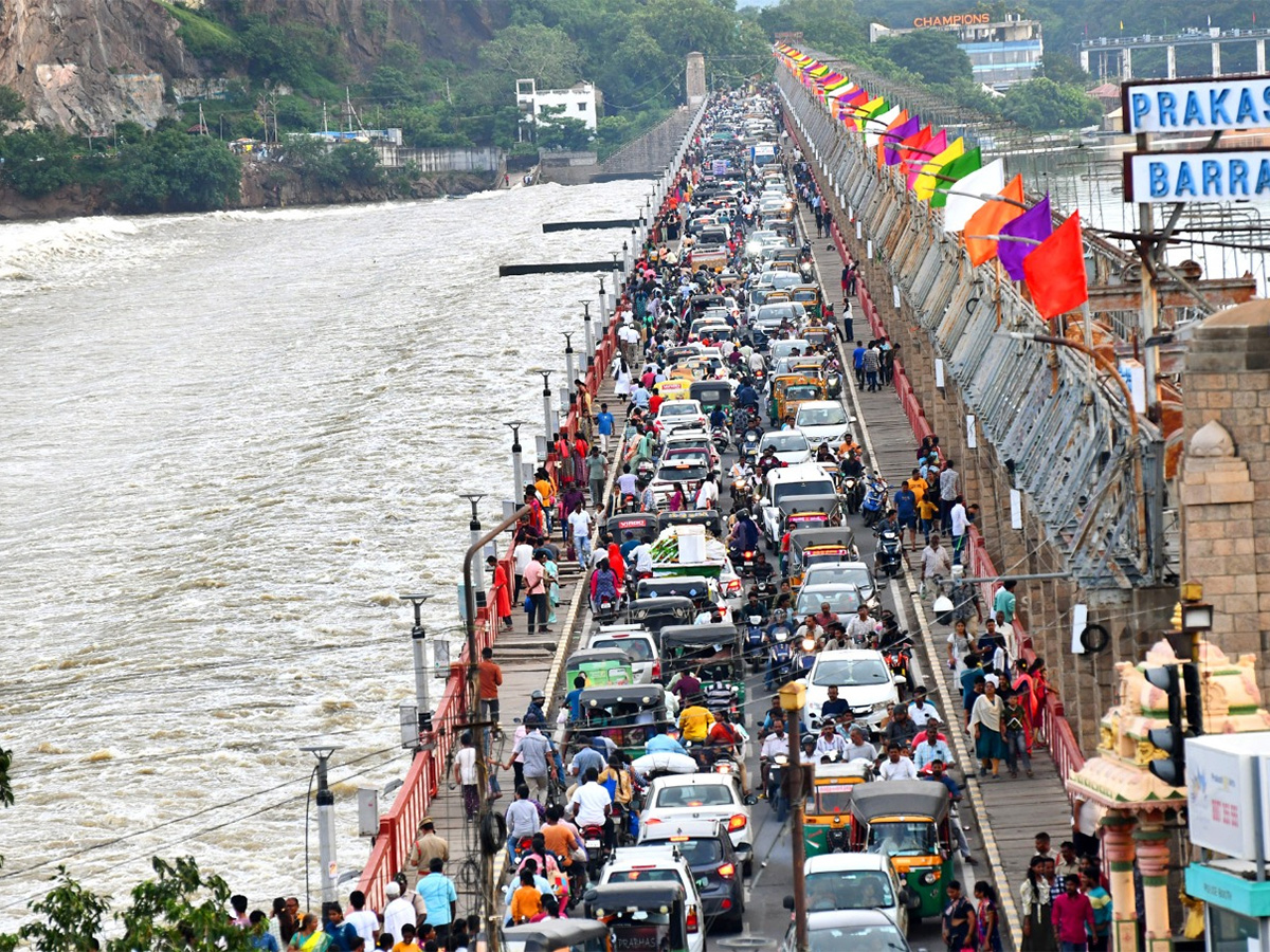 Vijayawada : Crowd of visitors at Prakasam Barrage 1