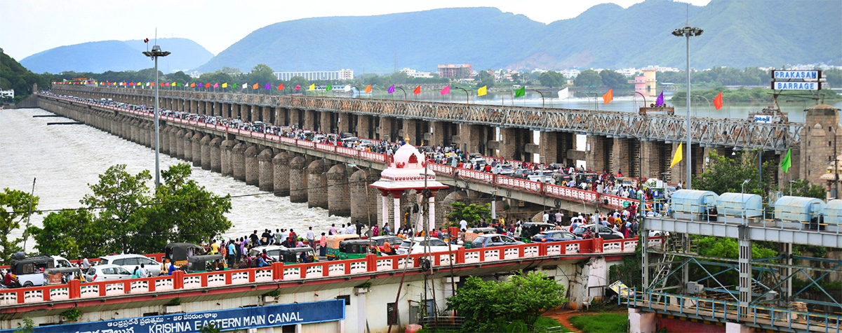 Vijayawada : Crowd of visitors at Prakasam Barrage 10