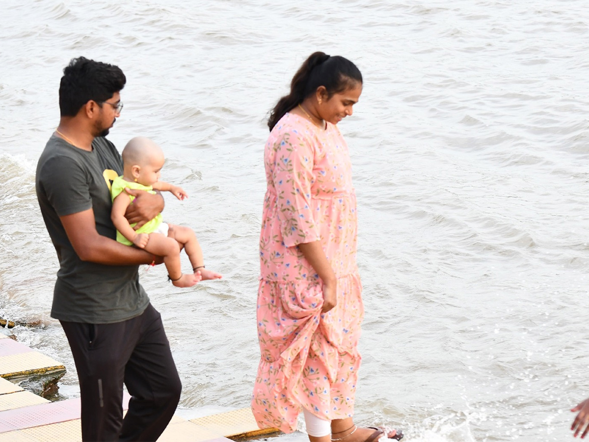 Vijayawada : Crowd of visitors at Prakasam Barrage 11