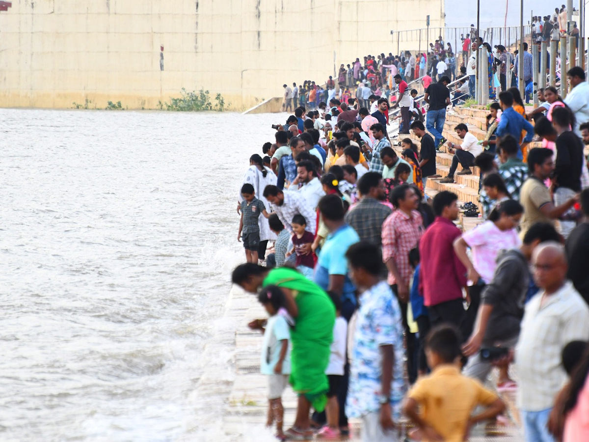 Vijayawada : Crowd of visitors at Prakasam Barrage 12