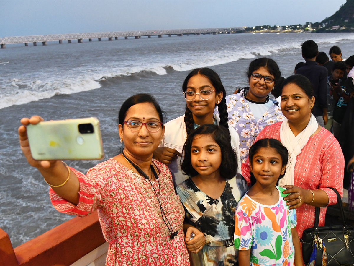 Vijayawada : Crowd of visitors at Prakasam Barrage 13