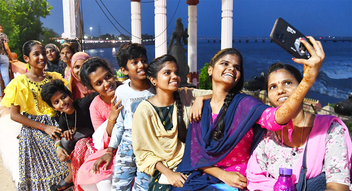 Vijayawada : Crowd of visitors at Prakasam Barrage 14