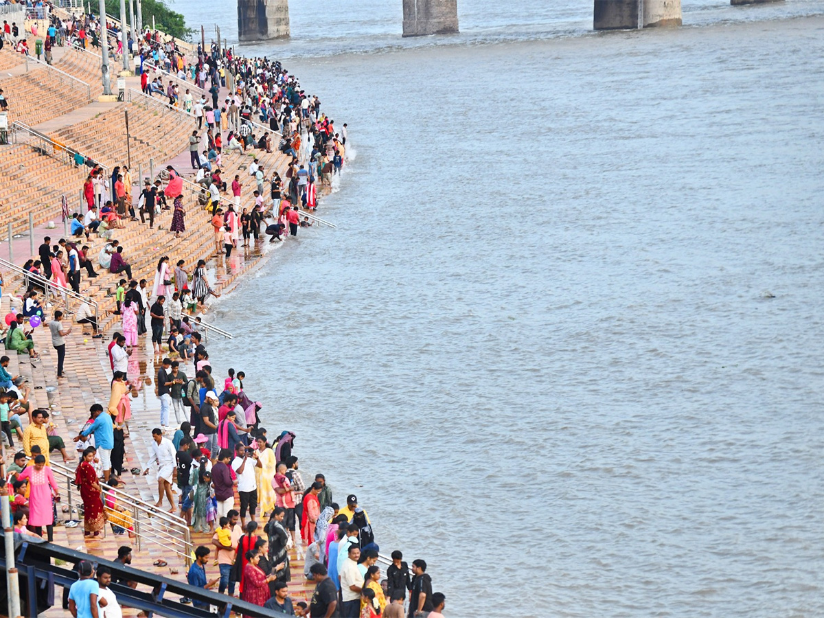 Vijayawada : Crowd of visitors at Prakasam Barrage 16