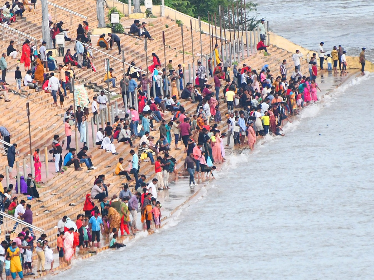 Vijayawada : Crowd of visitors at Prakasam Barrage 17