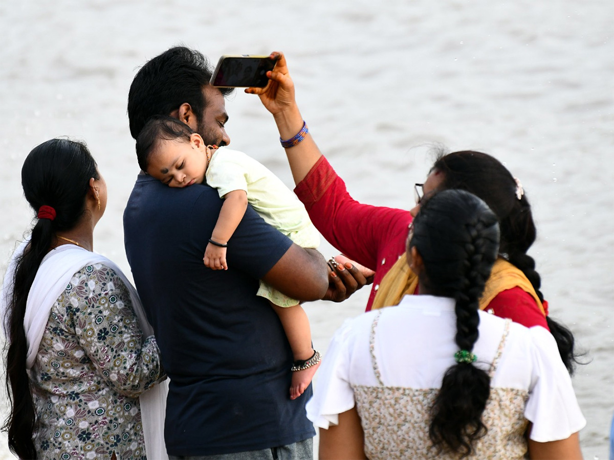 Vijayawada : Crowd of visitors at Prakasam Barrage 18