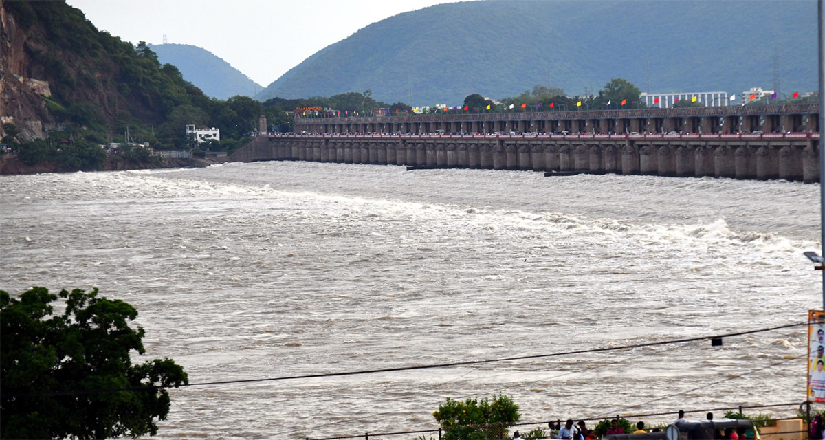 Vijayawada : Crowd of visitors at Prakasam Barrage 2