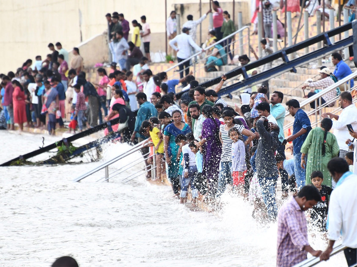 Vijayawada : Crowd of visitors at Prakasam Barrage 19