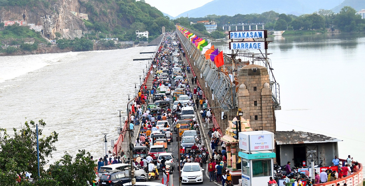 Vijayawada : Crowd of visitors at Prakasam Barrage 20