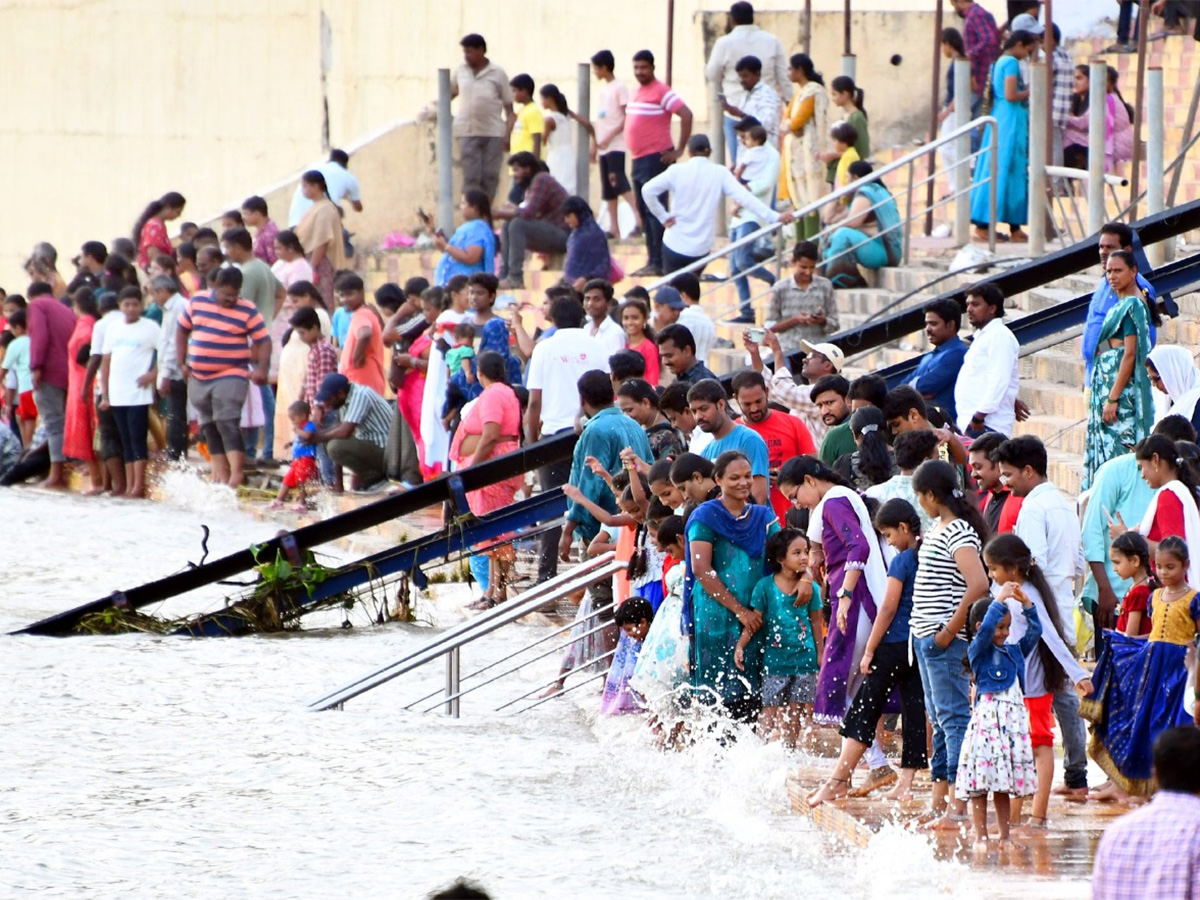 Vijayawada : Crowd of visitors at Prakasam Barrage 4