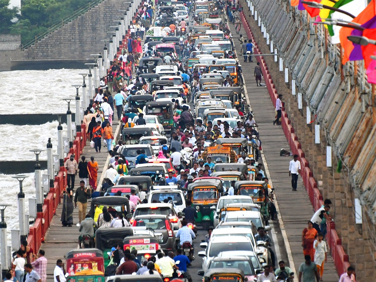 Vijayawada : Crowd of visitors at Prakasam Barrage 6