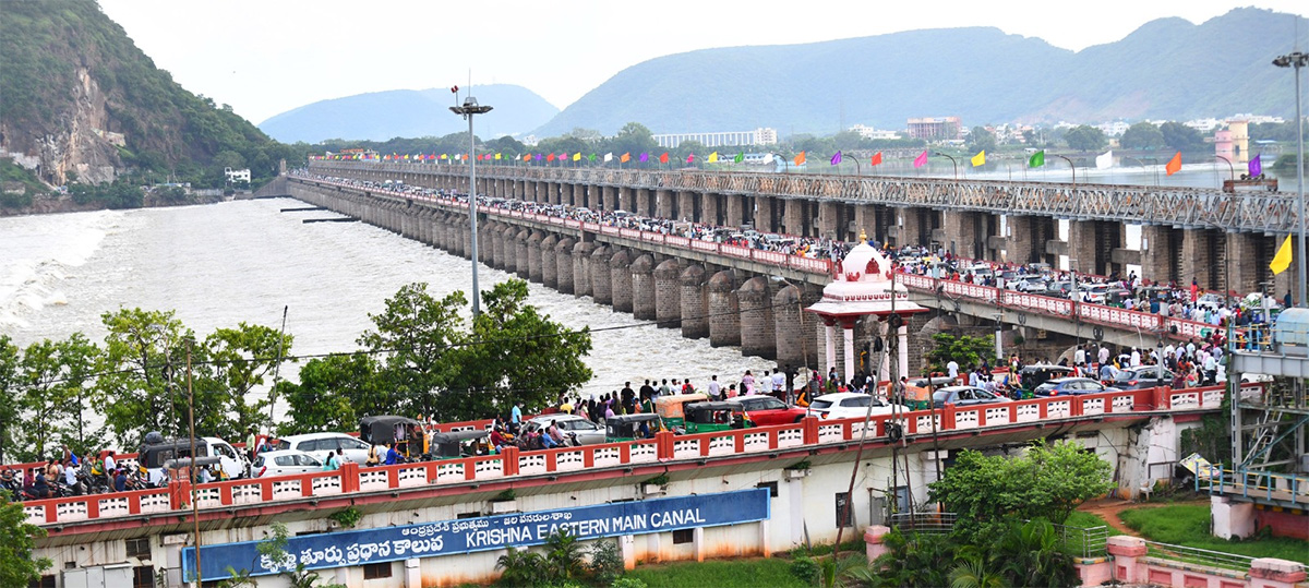 Vijayawada : Crowd of visitors at Prakasam Barrage 7