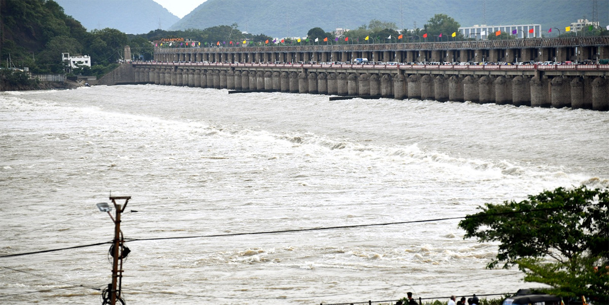 Vijayawada : Crowd of visitors at Prakasam Barrage 8