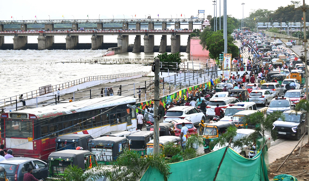 Vijayawada : Crowd of visitors at Prakasam Barrage 9