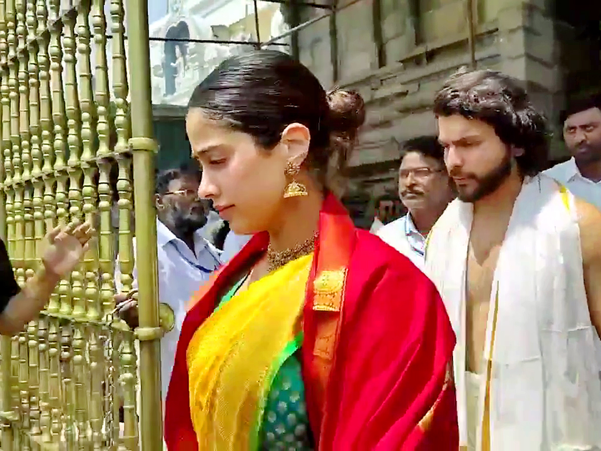 Janhvi Kapoor With Her Boyfriend Shikhar Pahariya Visits Tirumala10