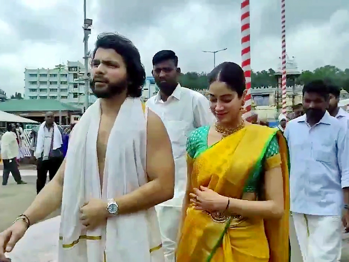 Janhvi Kapoor With Her Boyfriend Shikhar Pahariya Visits Tirumala11