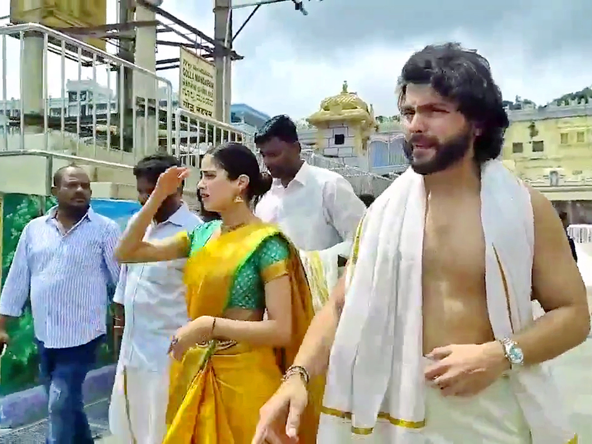 Janhvi Kapoor With Her Boyfriend Shikhar Pahariya Visits Tirumala12