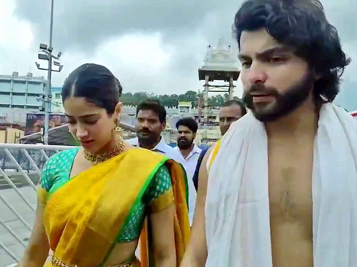 Janhvi Kapoor With Her Boyfriend Shikhar Pahariya Visits Tirumala13