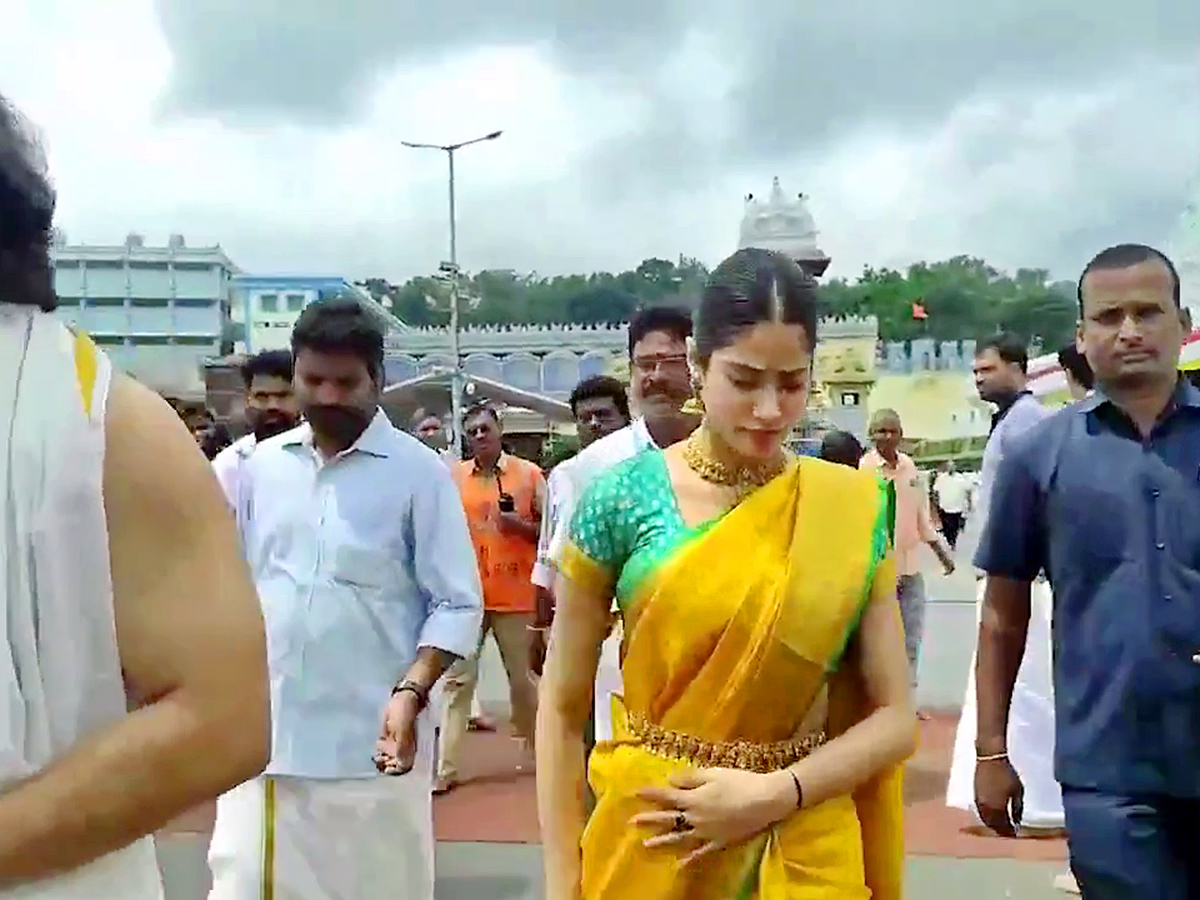 Janhvi Kapoor With Her Boyfriend Shikhar Pahariya Visits Tirumala14