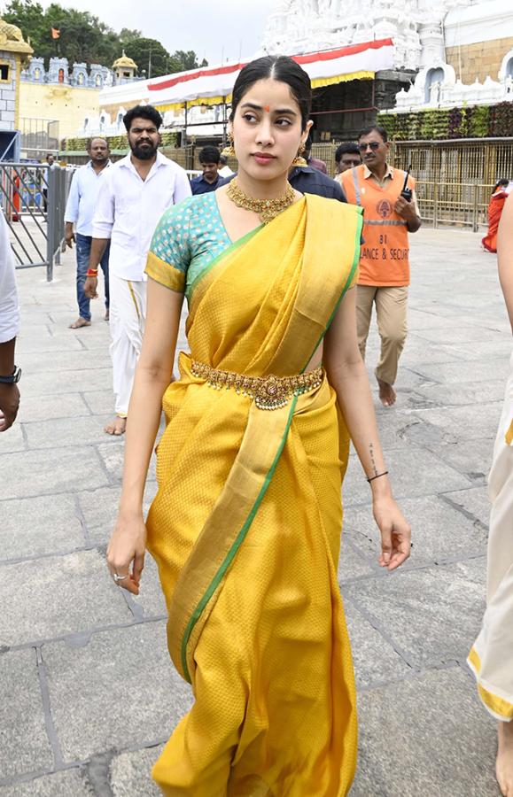 Janhvi Kapoor With Her Boyfriend Shikhar Pahariya Visits Tirumala16