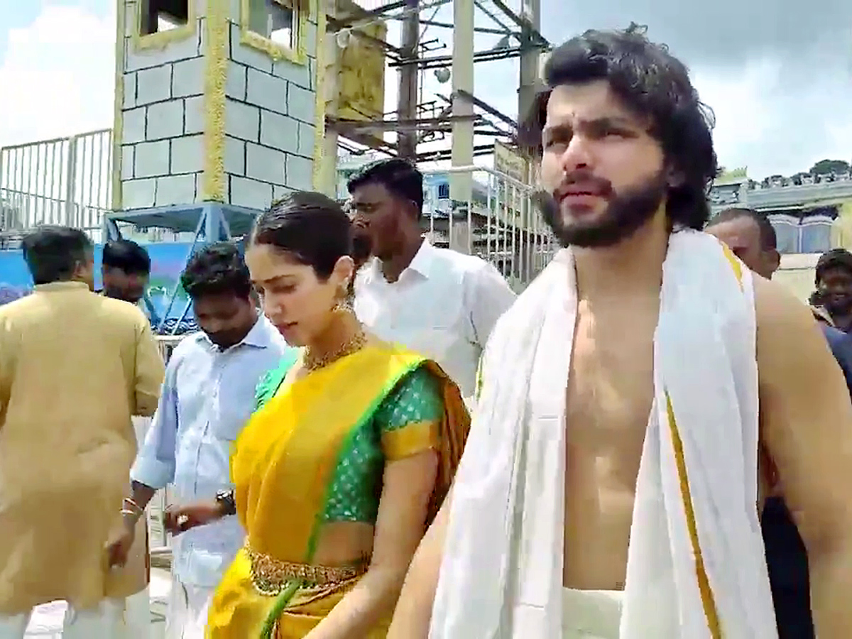 Janhvi Kapoor With Her Boyfriend Shikhar Pahariya Visits Tirumala17