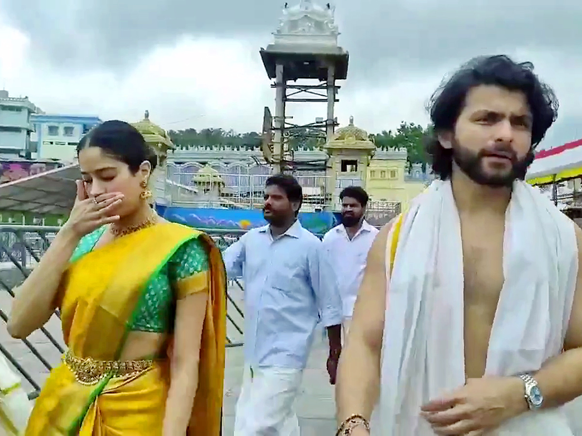 Janhvi Kapoor With Her Boyfriend Shikhar Pahariya Visits Tirumala5