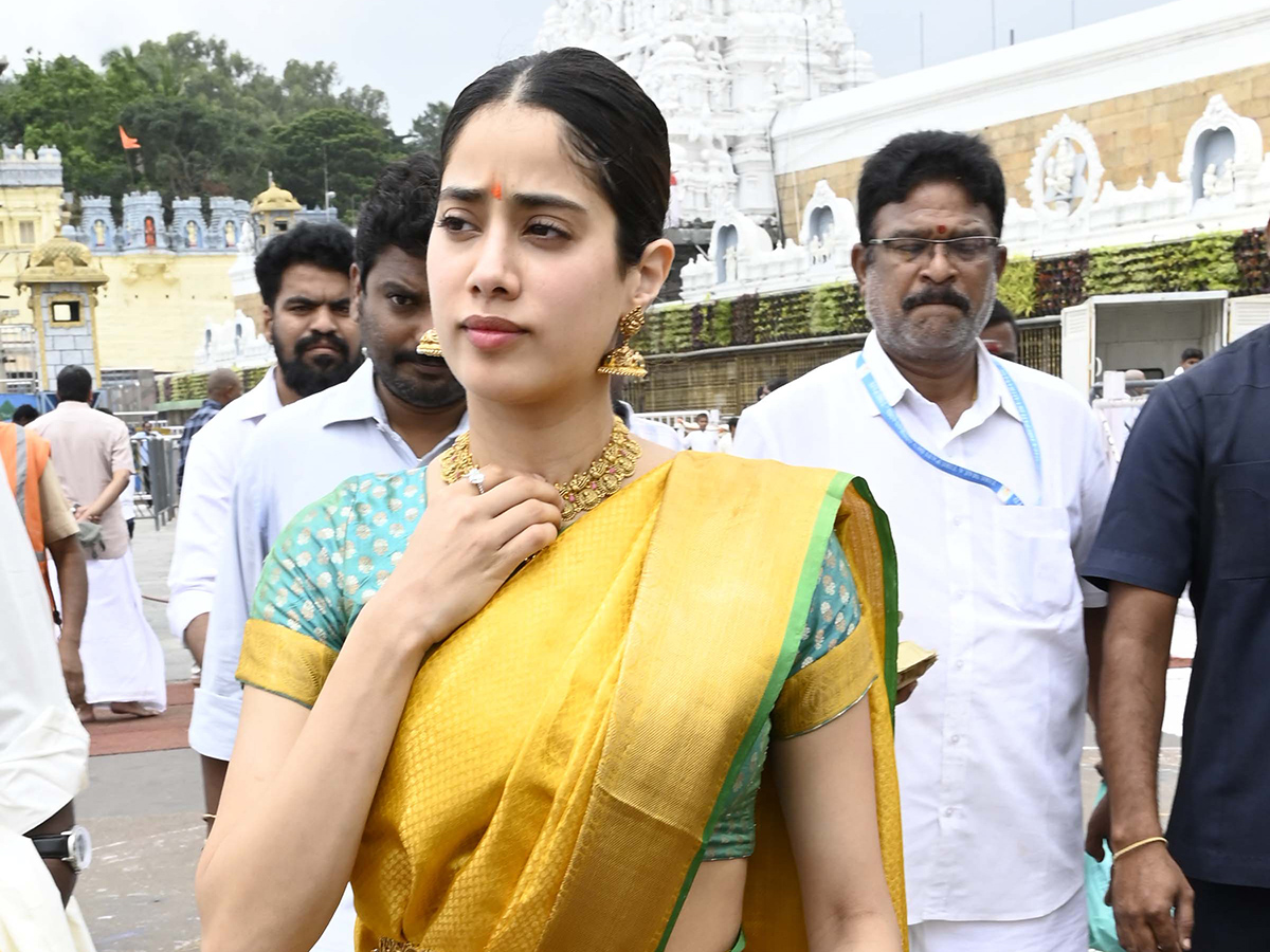 Janhvi Kapoor With Her Boyfriend Shikhar Pahariya Visits Tirumala6