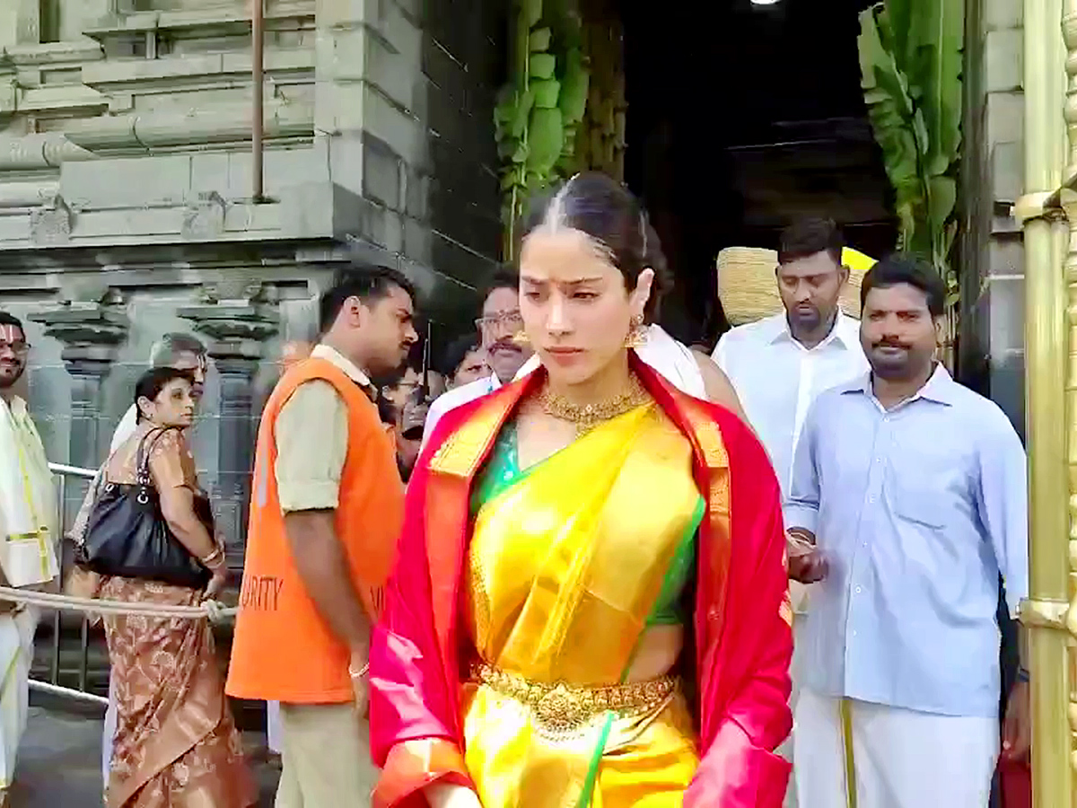 Janhvi Kapoor With Her Boyfriend Shikhar Pahariya Visits Tirumala7